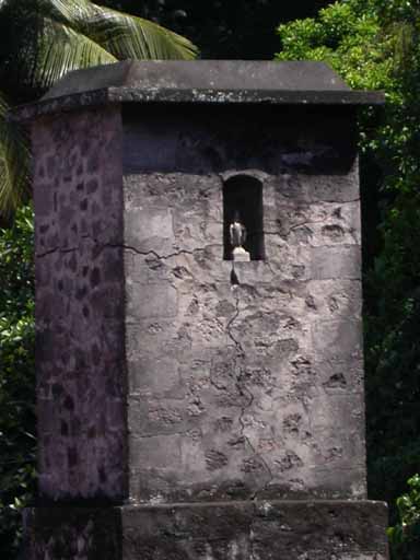 Niche sommitale de la cheminée. Vue d'ensemble.
