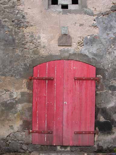 Porte et cartouche gravé.