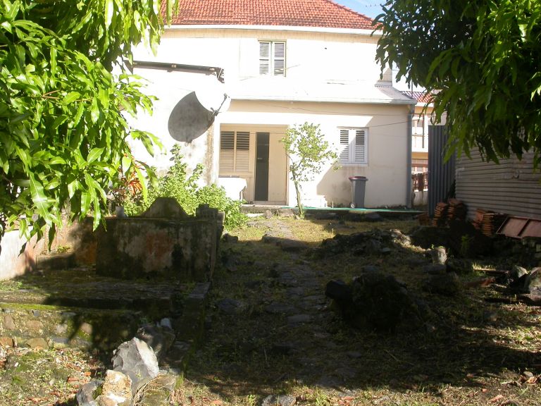 Vue de l'élévation postérieure et du lavoir.