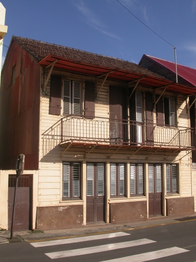 Ensemble depuis la rue.
