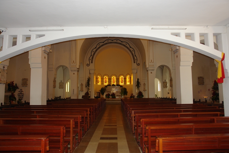 Intérieur, nef et chœur depuis l’entrée.