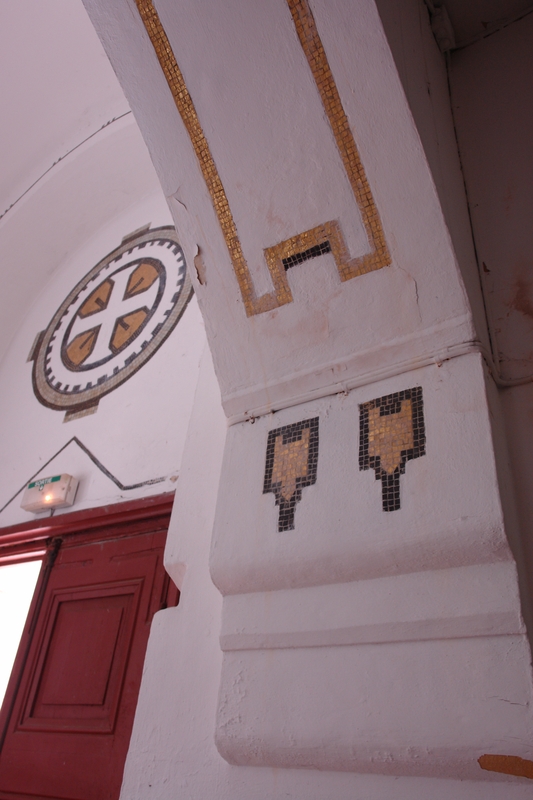 Intérieur, mosaïques à droite de l'entrée principale.