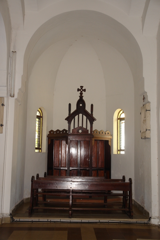 Intérieur, chapelle latérale sud-ouest (E). Confessionnal.