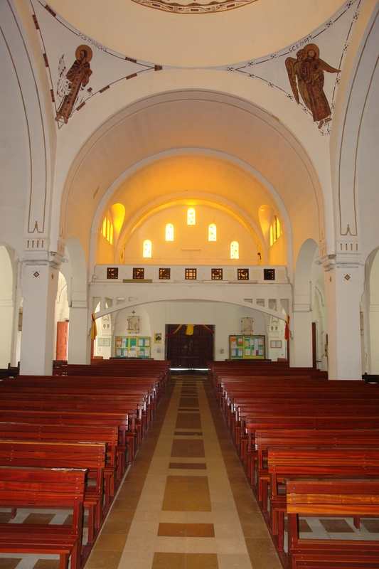 Intérieur, nef depuis le chœur.