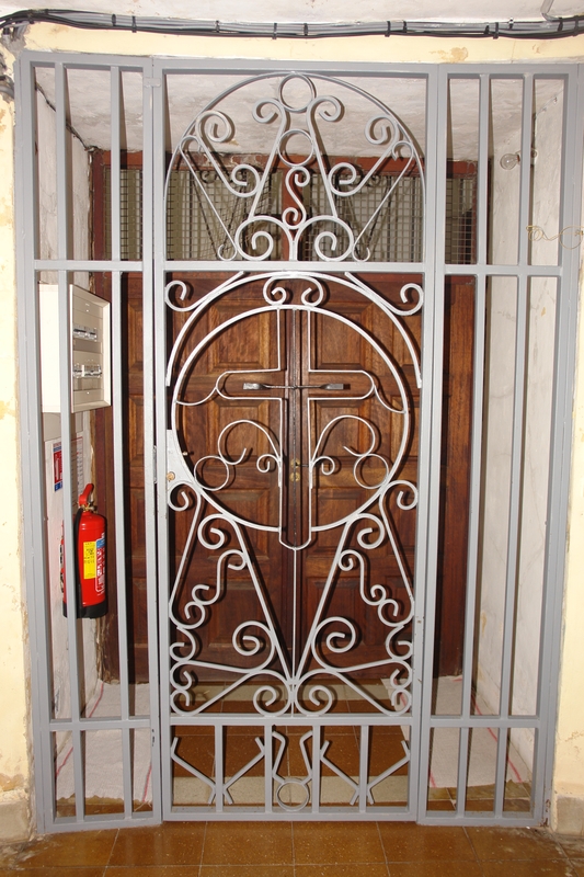 Intérieur, grille en fer forgé de la porte de la sacristie.