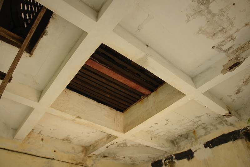 Intérieur, tour-clocher. Charpente en béton.