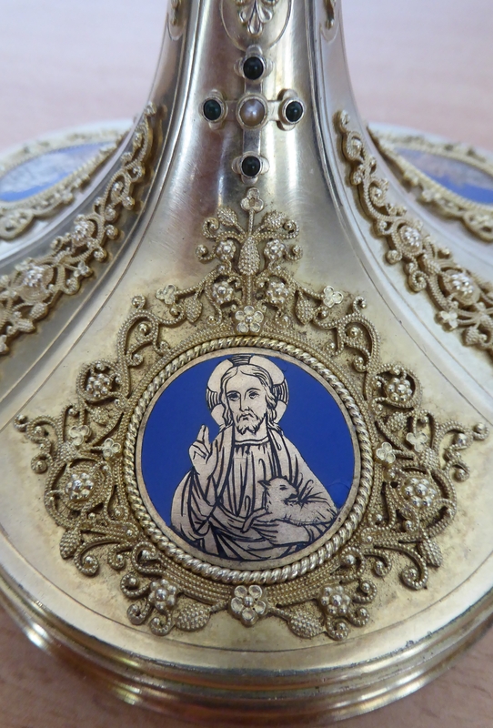 Calice, médaillon émaillé sur le pied : Christ bénissant.