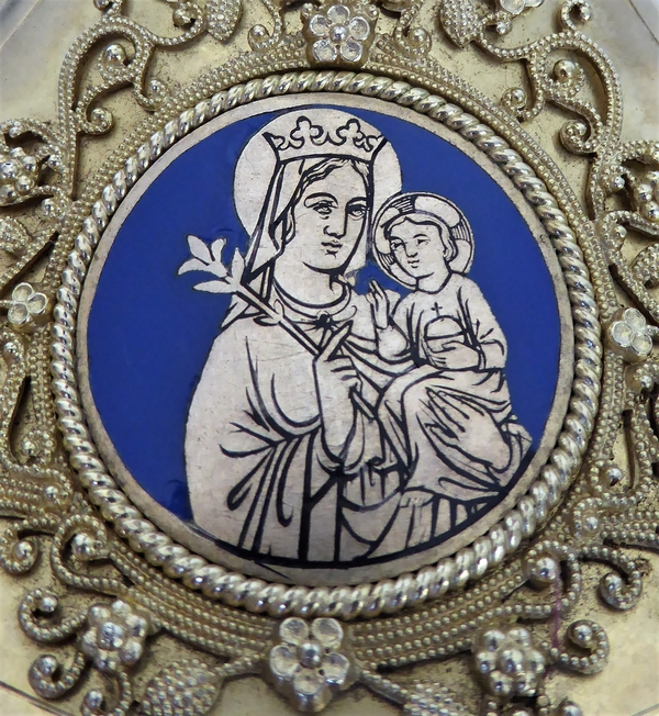 Calice, médaillon émaillé sur le pied : Vierge à l’Enfant.