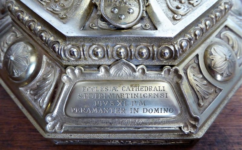 Ciboire, inscription en latin sur le pied : ECCLESIAE CATHEDRALI / S. PETRI MARTINICENSI / PIVS XI P.M / PERAMANTER IN DOMINO.