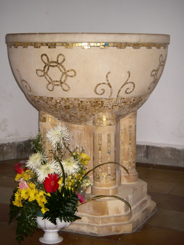 Intérieur, fonts baptismaux (A).