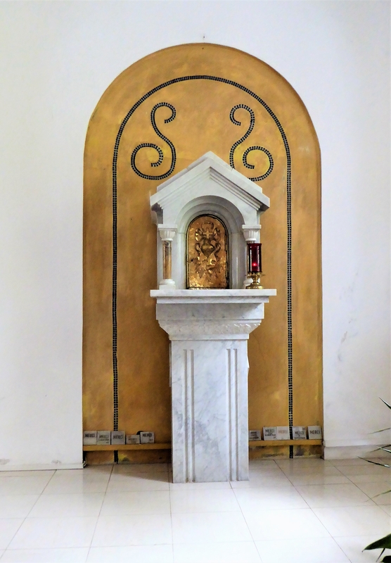 Intérieur, chapelle orientée (G), tabernacle.