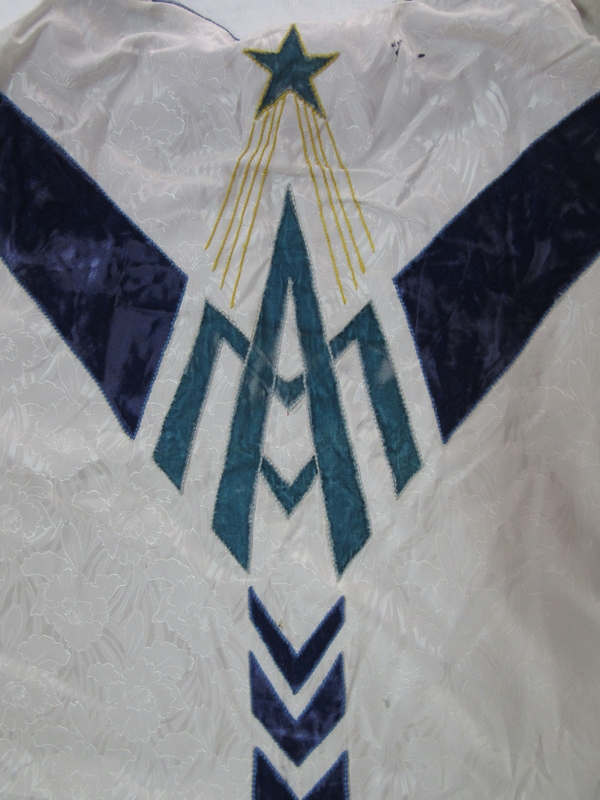 Chasuble, motif central du dos : étoile et monogramme de la Vierge A.M.