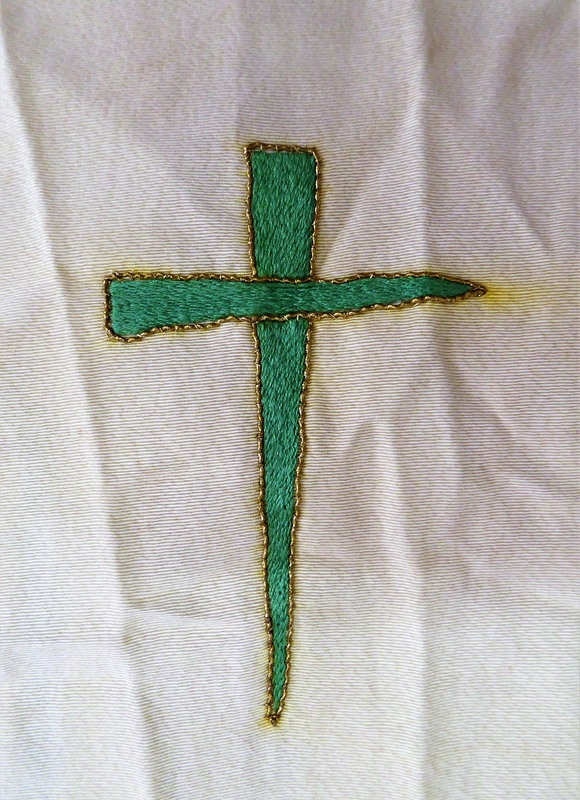 Chasuble, devant : croix brodée.