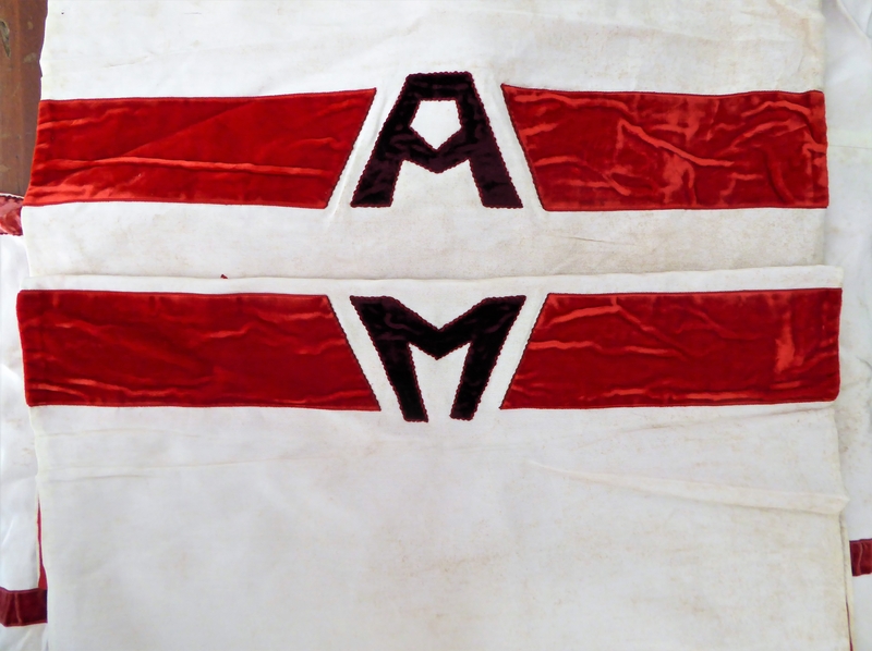 Voile huméral, monogramme AM.