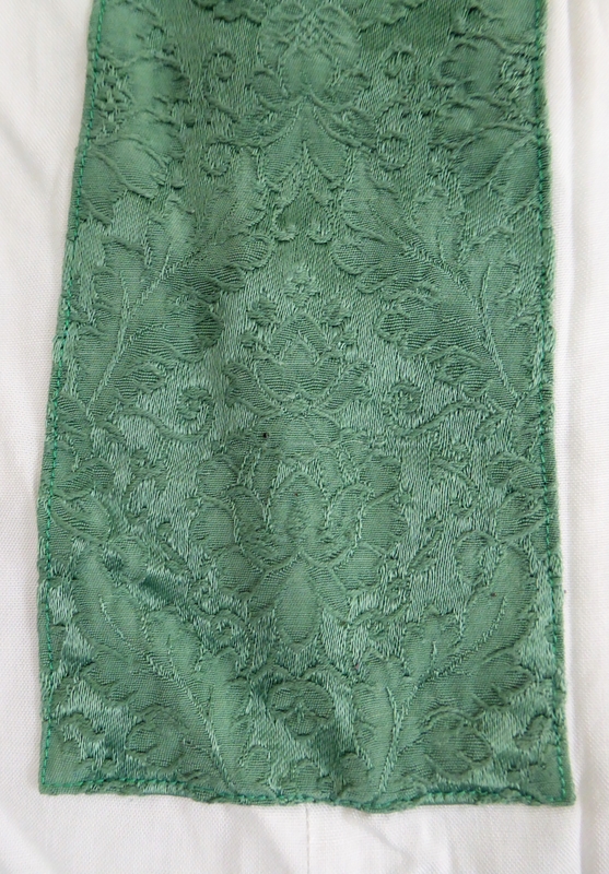 Chasuble : détail du tissu de la croix.