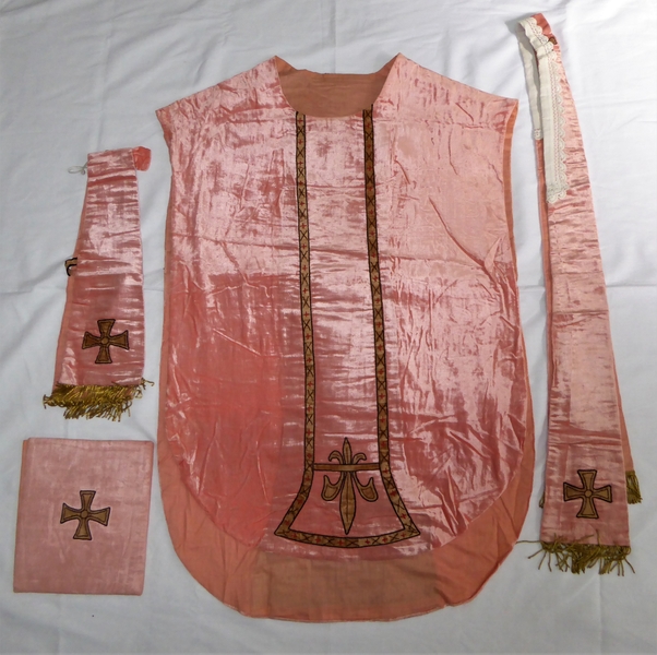 Vue d’ensemble avec la chasuble de face.