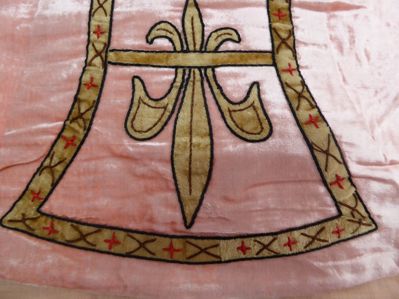 Chasuble de face : détail du décor de fleur de lys.