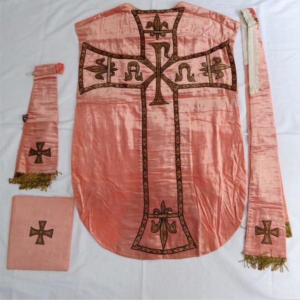 Ornement rose : chasuble, étole, manipule, bourse de corporal