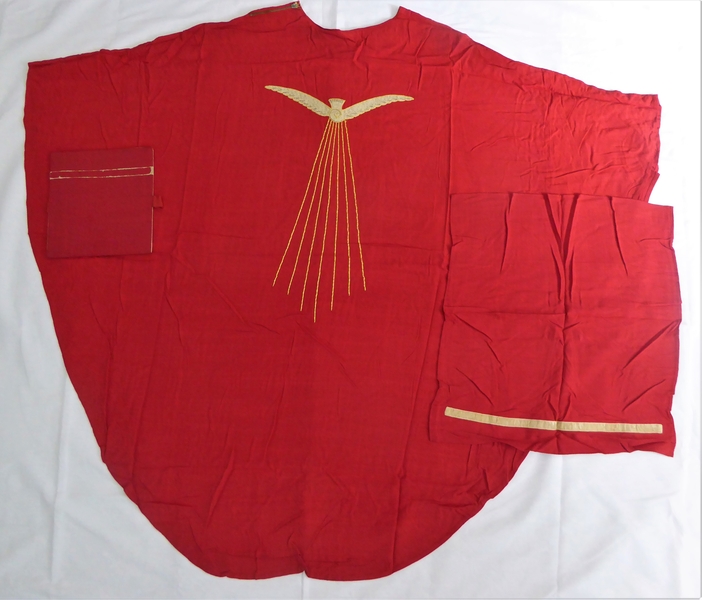 Ornement rouge : chasuble, voile de calice, bourse de corporal