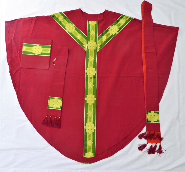 Ornement rouge : chasuble, étole, manipule, bourse de corporal