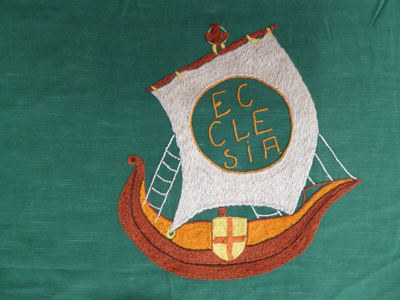 Chasuble, navire : inscription « ECCLESIA » brodée sur la voile.