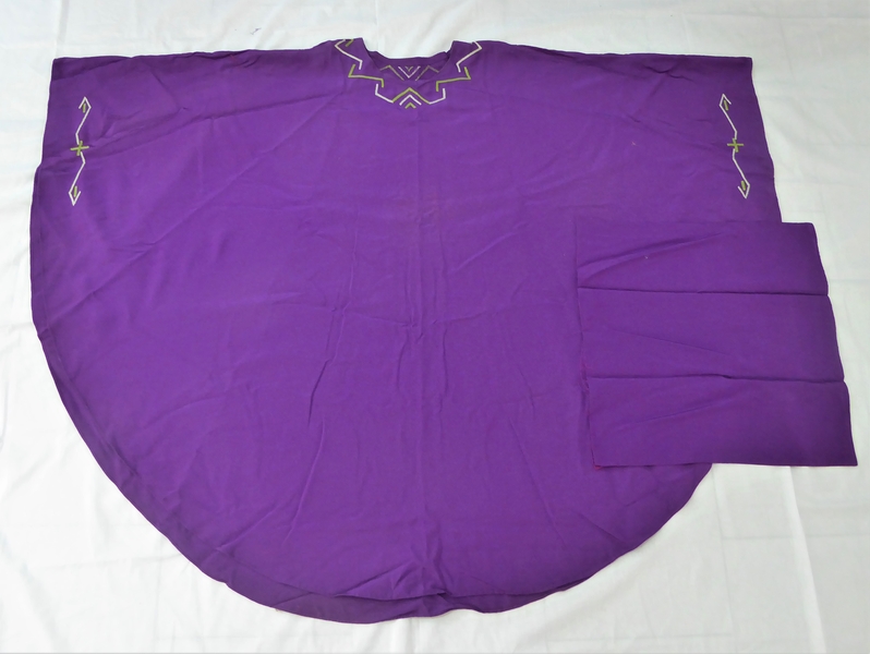 Ornement violet : chasuble, voile de calice