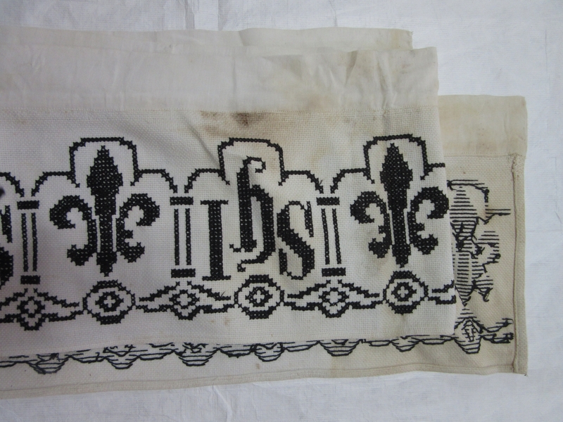 Décor brodé : alternance de fleurs de lys et monogramme du Christ (point de croix).