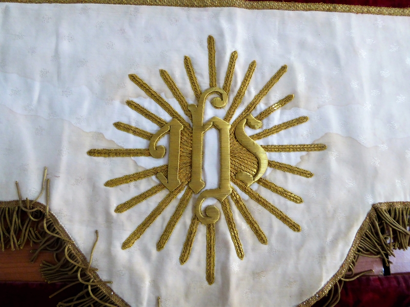 Monogramme I.H.S. rayonnant.