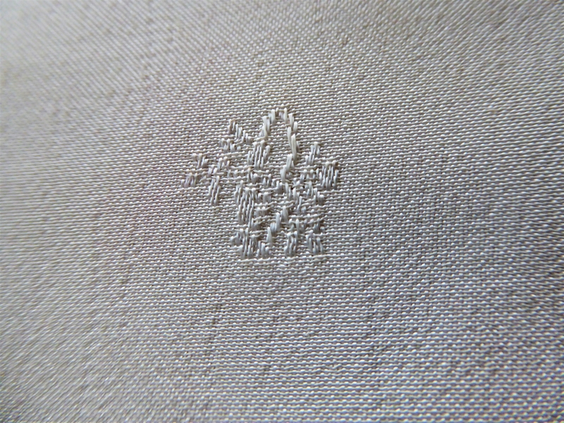 Tissu de fond, détail d’un ravaudage.