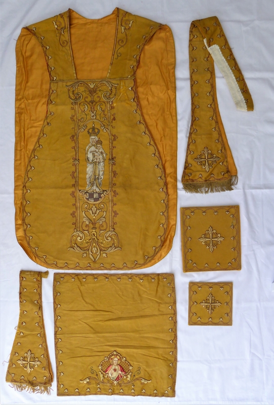 Ornement or : chasuble, voile de calice, étole, manipule, bourse de corporal, pale