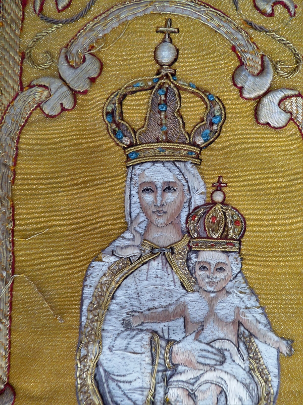 Chasuble, orfroi facial : Vierge à l’Enfant, détail.