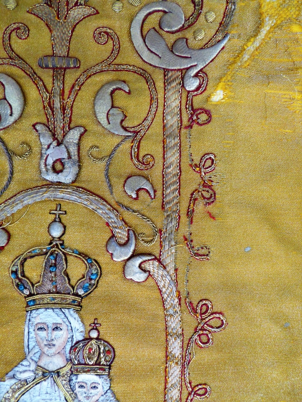 Chasuble, orfroi facial : détail de l’altération des bordures.