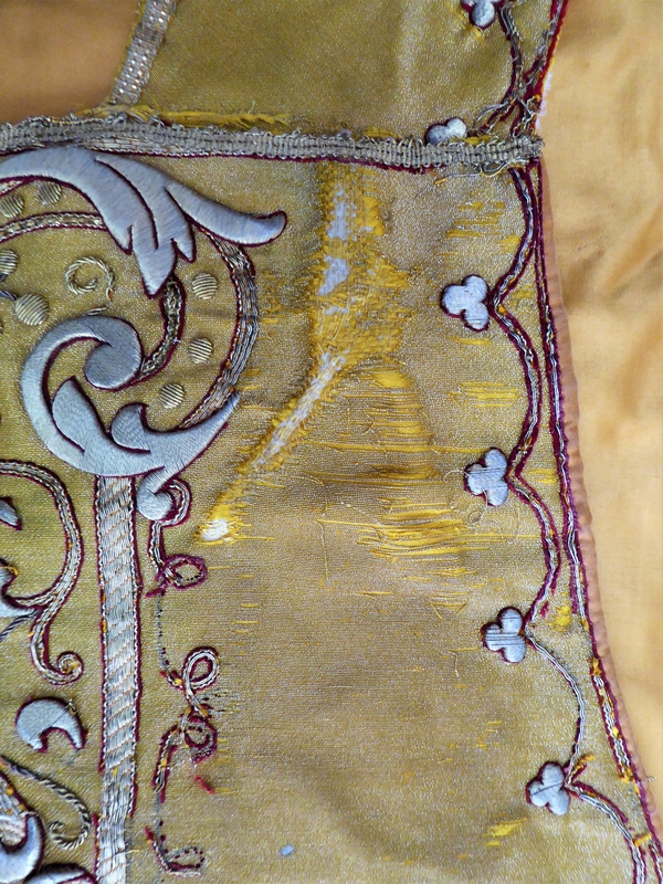 Chasuble, devant : altération du drap d’or.