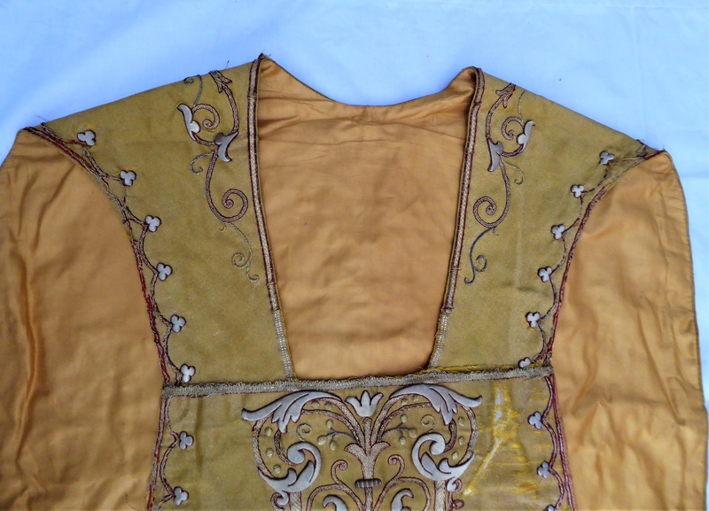 Chasuble, devant : altération du galon.