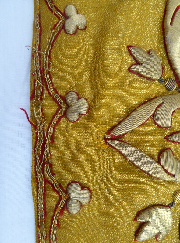 Chasuble, orfroi dorsal et galon : extrémité gauche.