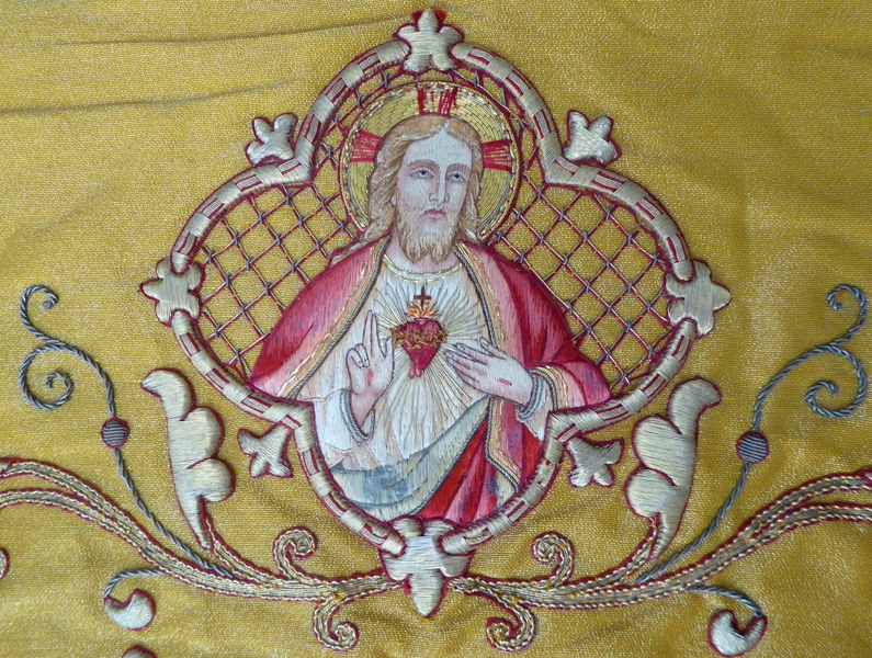 Voile de calice, Christ du Sacré-Cœur brodé.