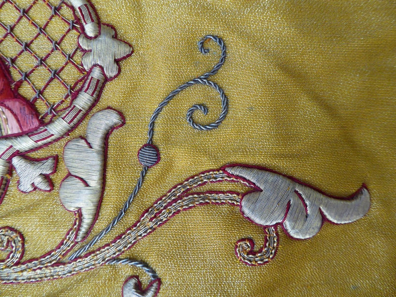 Voile de calice, détail du décor brodé.