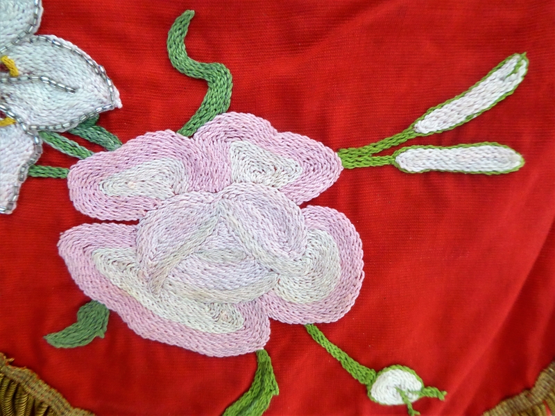 Bannière de procession, décor brodé : une rose.