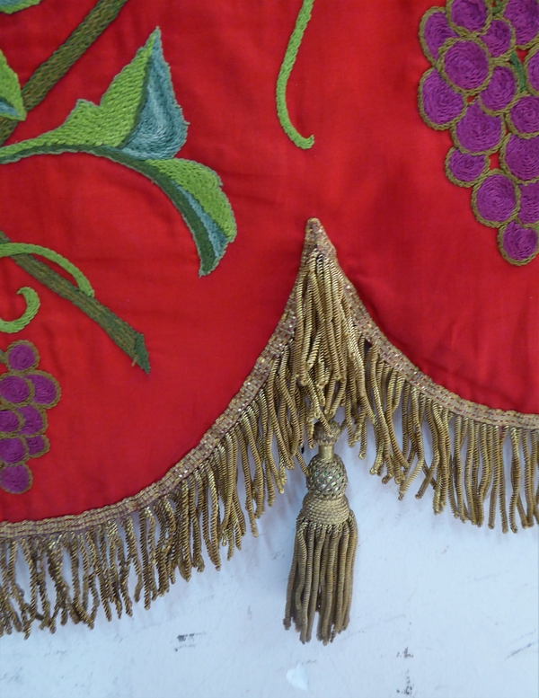 Bannière de procession, revers : décor brodé, frange et gland dans la partie inférieure.