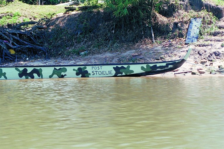 Pirogue bushinengé à moteur