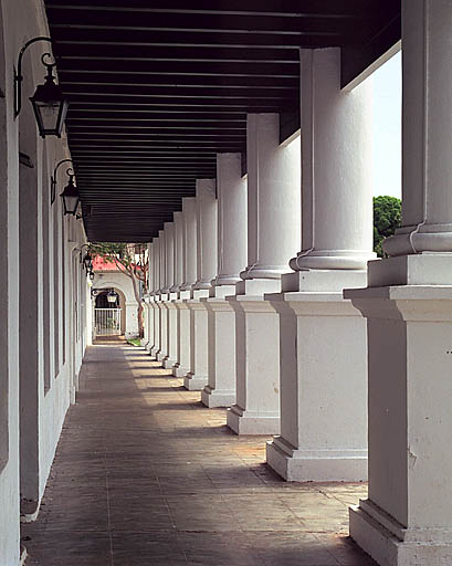 La galerie à colonnades de la façade sud.