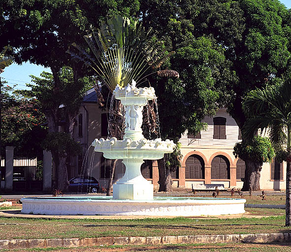 Vue prise du nord : fontaine de Montravel.