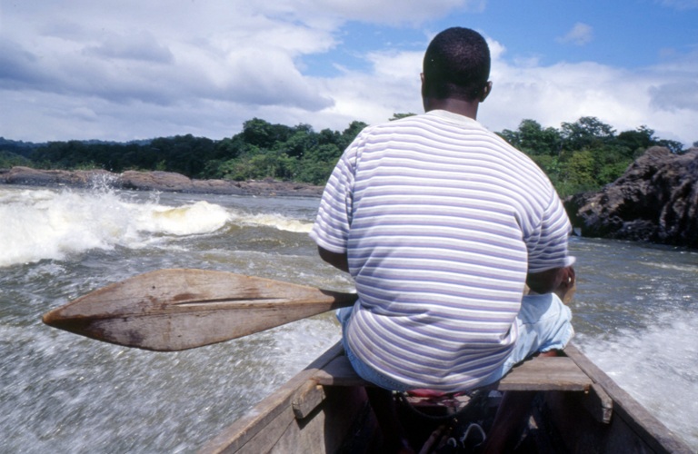 Pirogue bushinengé à moteur