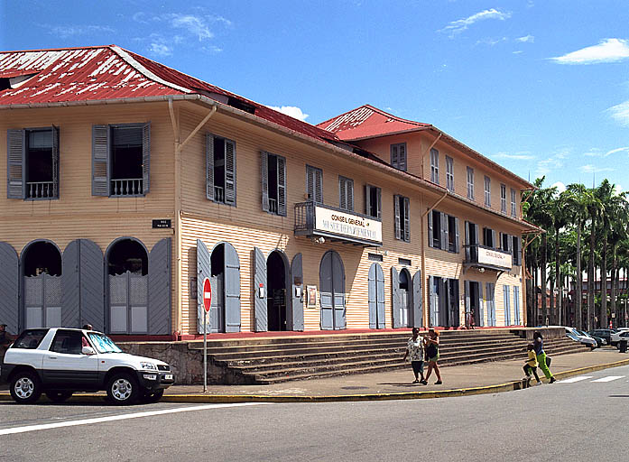 La façade sud, vue prise de l'ouest.