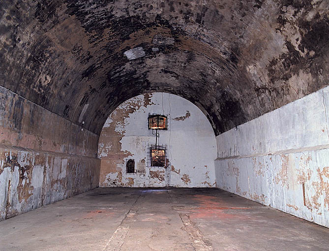 La chambre de stockage, vue intérieure prise de la porte.