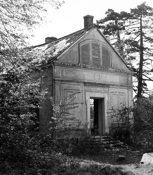 Un pavillon à gauche du château.