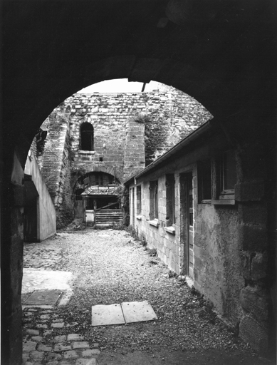 Vue de l'entrée des carrières dans la cour de la maison.