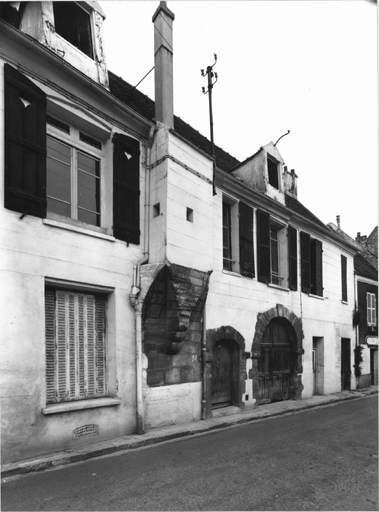 Vue de la façade sur rue.