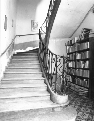 Vue de l'escalier et du rez-de-chaussée.