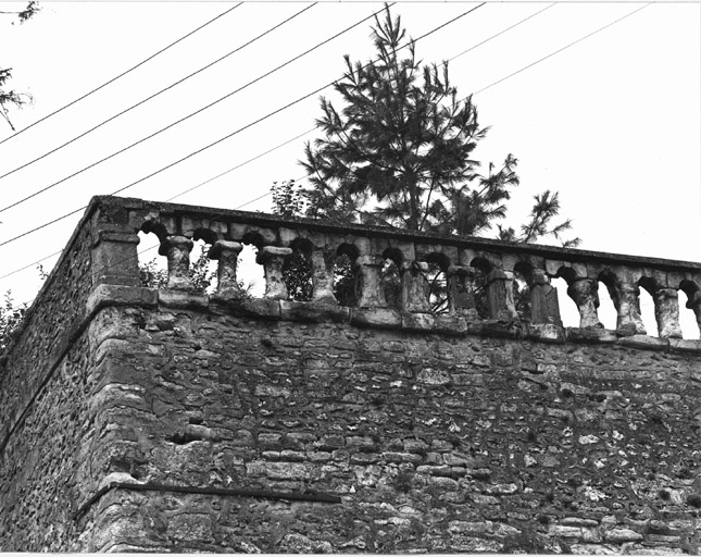 Vue détaillée du parapet bordant le jardin français.